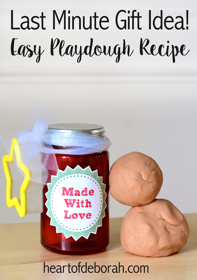 Looking for a last minute gift idea? Make this all natural playdough recipe with ingredients from your pantry. Free "Made With Love" printable included!