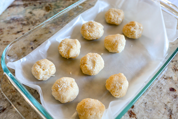 Looking for a healthy vegan dessert? Try this raw vanilla coconut macaroons recipe! #recipe #macaroons #raw #vegan 