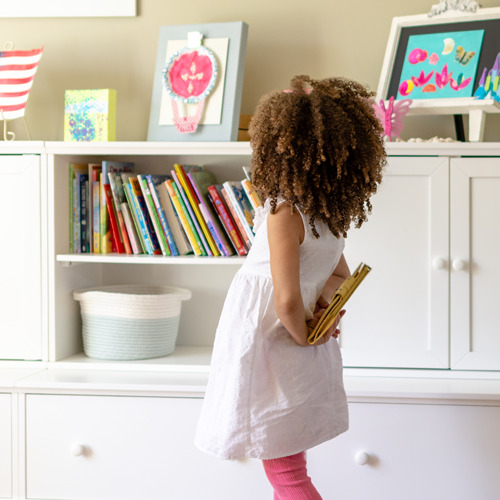 Not sure how to care for your child's gorgeous curls? With these 7 tips for curly hair care in kids learn how to maximize curl definition and embrace your child's naturally curly hair! #curlyhair #devacurl #biracialhair #mixedhair #curls