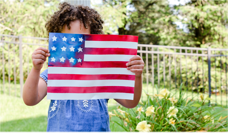 How adorable is this American flag kids craft! So easy to make and kids will love making this watercolor flag. Such a creative way to make a flag! Perfect for memorial day, the 4th of July or to cheer on Team USA at the olympics. 