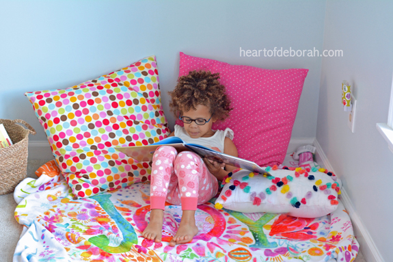 reading-corner-in-girls-bedroom