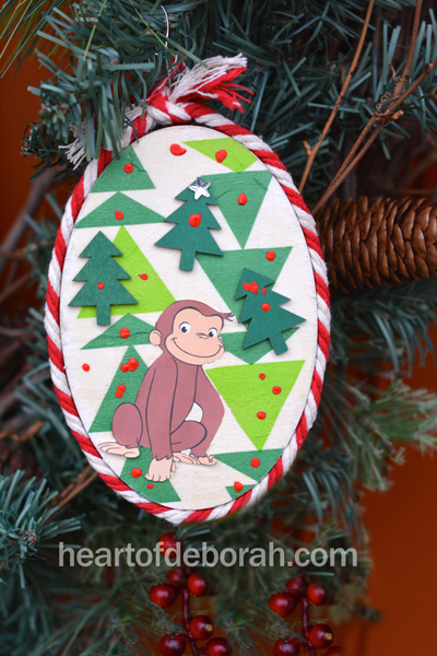 How cute is this Curious George Christmas ornament!? This mixed media collage is the perfect kid made ornament to craft this holiday season. Easy to do and no artistic talent needed!