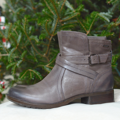 Great holiday shoes for busy moms! Love these Rockport boots.