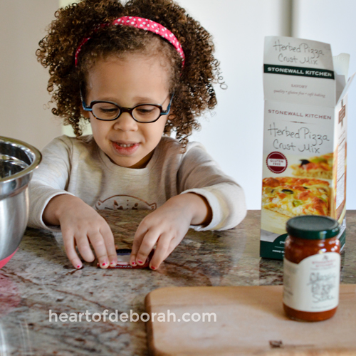 Dinnertime is often chaotic. Kids are yelling "I'm hungry!" as we frantically try to make dinner and clean up. Slow down meal time and enjoy a fun family pizza night theme with these free printable conversation starters. Questions are easy enough for a toddler to answer. 