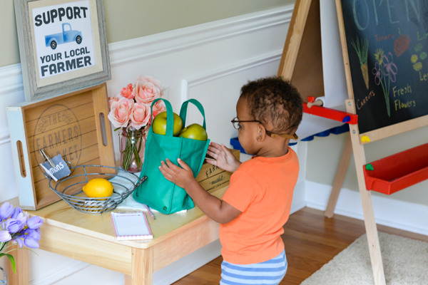Make your own farmers market for kids! Easy farmers market dramatic play center for young kids and preschoolers. Use your imagination and build your own market with these free printables! 