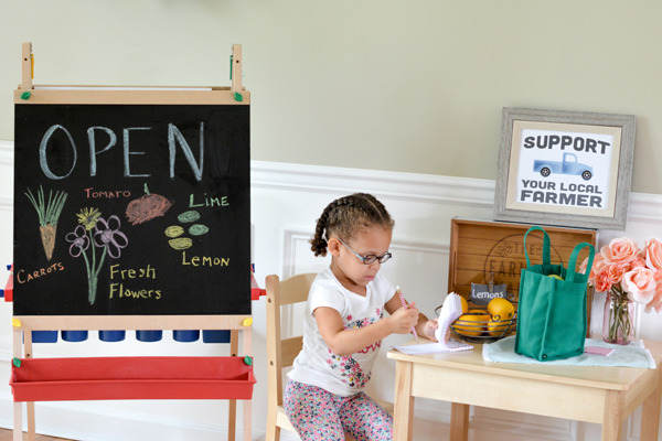Make your own farmers market for kids! Easy farmers market dramatic play center for young kids and preschoolers. Use your imagination and build your own market with these free printables! 