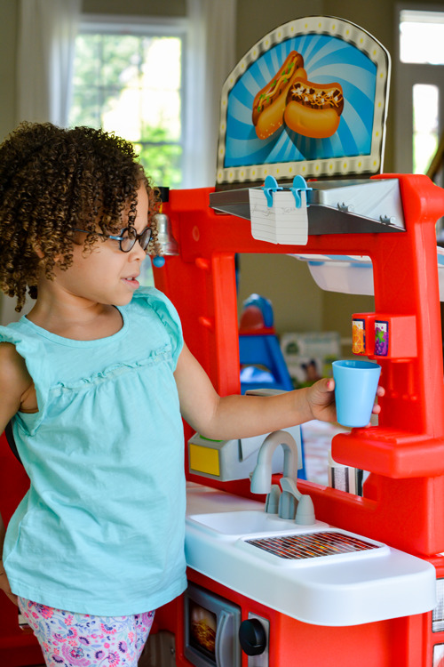 Awesome pretend play center for preschoolers! Build your own play food truck. Free menu and open sign printable to download! Your kids will love taking orders and ringing the bell when it's ready.