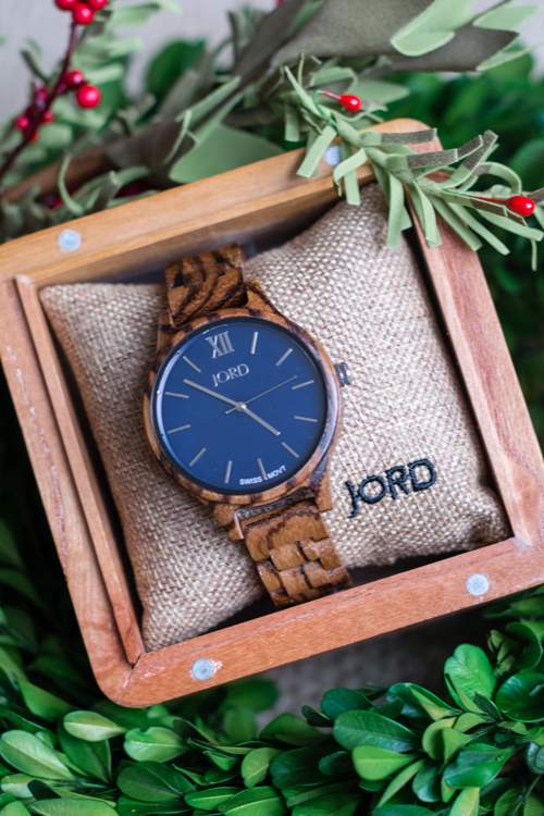 Looking for the perfect gift? Check out these 10 perfect gifts for women. In this holiday gift guide you will find unique wooden watches, luxurious beauty products and beautiful home decor.