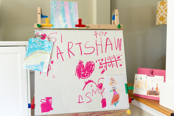 We made our own kid's art gallery and the family loved it. We spent time together as a family and celebrated art! #pretendplay #familyfun #familybonding #artshow