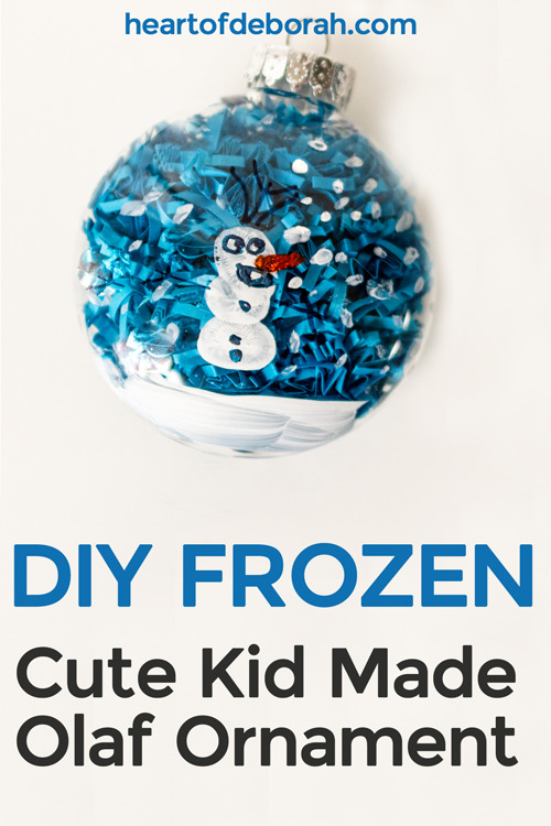 How adorable is this Olaf fingerprint ornament inspired by Frozen!? Your toddler will love making their own keepsake ornament this Christmas. 