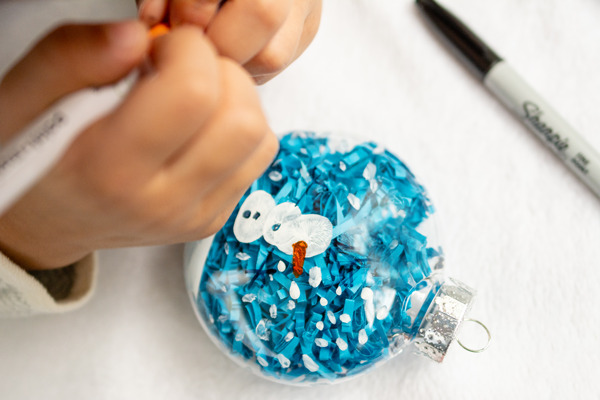 Make your own keepsake ornament this Christmas! Create a Frozen themed Olaf fingerprint ornament with your toddler or preschooler. A holiday kid's craft!