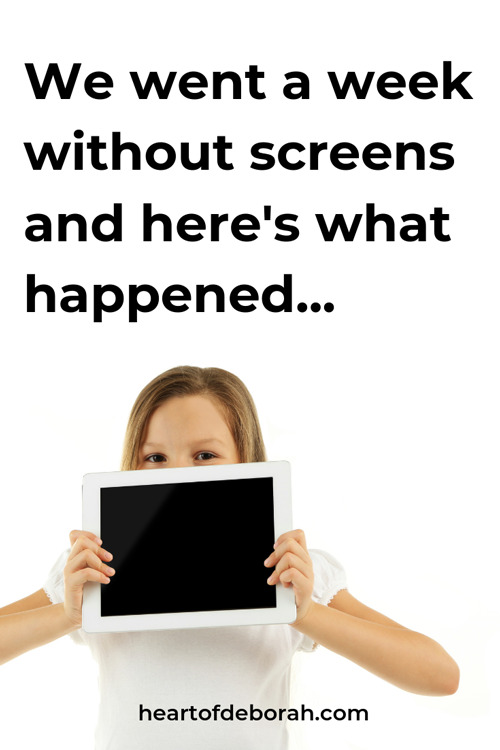 Are your kids addicted to their screens? This mom tried out screen free parenting and was surprised at the results with her kids!