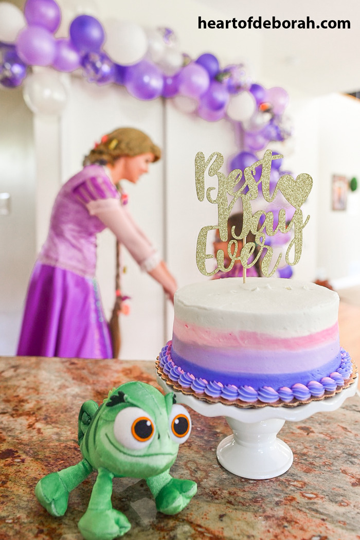 Best day ever Rapunzel birthday cake. How adorable is this Disney themed kids artist birthday party!?