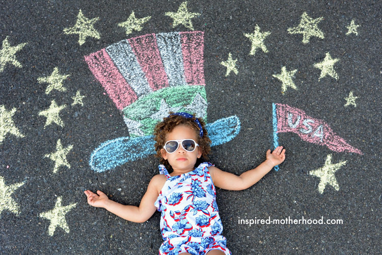 How adorable is this patriotic chalk art for kids!? Celebrate patriotic holidays with these fun kid's activities. 