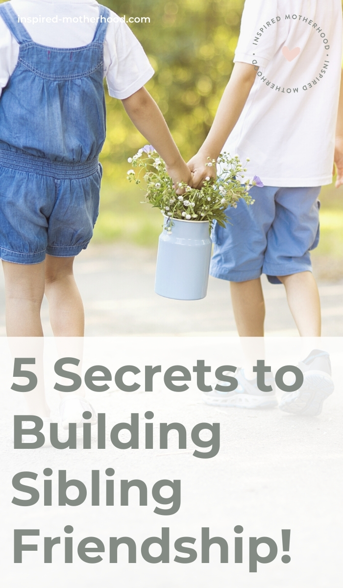 Family is everything! Do you want to encourage a strong and loving sibling relationship? Here are 5 secret ways to do this from a fellow mom and school psychologist. Help children create a lasting sibling bond.